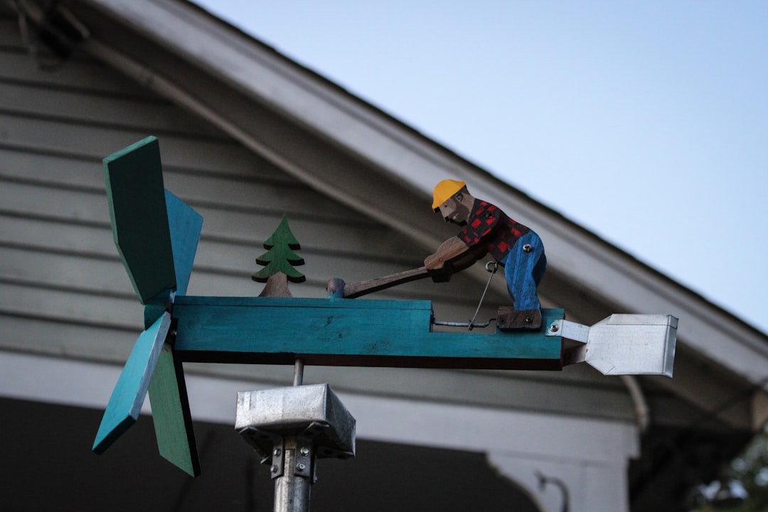 Georgia roofing contractor working near an unprotected roof edge without fall protection