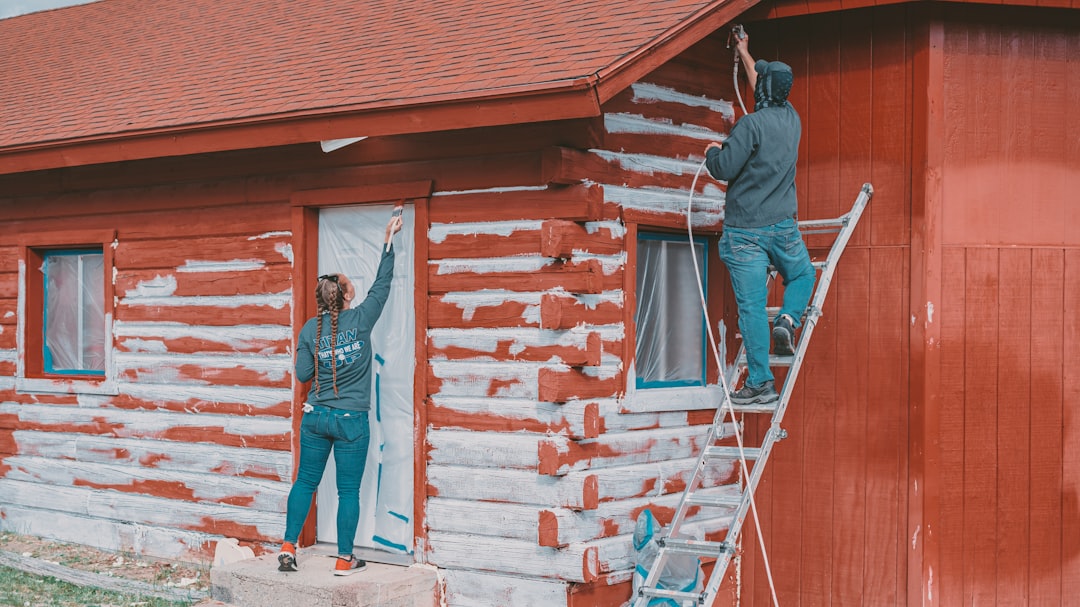 Roofing contractor on an extension ladder at a Missouri jobsite, the trade most cited for OSHA ladder violations in the state