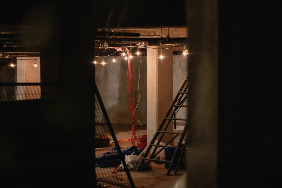 Roofing contractor on an extension ladder during an OSHA ladder violation inspection in Illinois